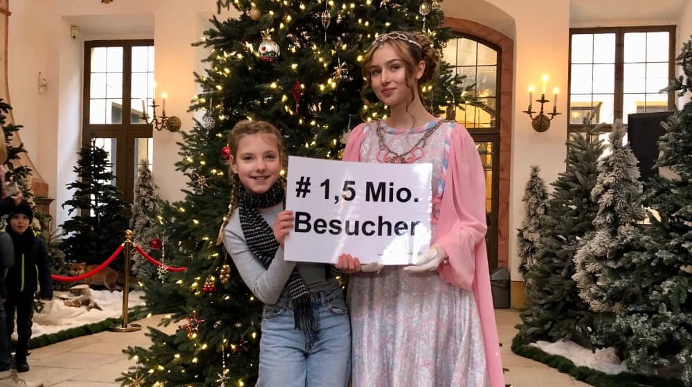 Die 9-jährige Lisa aus Dresden ist die 1,5 millionste Besucherin der Aschenbrödel-Ausstellung auf Schloss Moritzburg. Auf dem Foto mit Aschenbrödel-Darstellerin Tamara Kretschmer. Foto: Schlösserland Sachsen