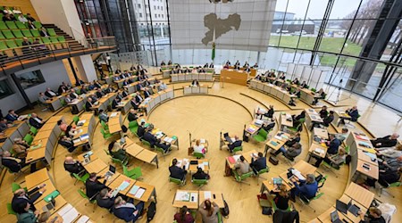 Der Sächsische Landtag hat mit einer Schweigeminute an die Opfer des Zweiten Weltkrieges erinnert. (Archivbild) / Foto: Robert Michael/dpa