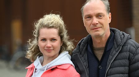 Die Schauspielerin Cornelia Gröschel und der Schauspieler Martin Brambach - hier bei Dreharbeiten zu einem MDR-«Tatort», der in etwa einem Jahr zu sehen sein soll. / Foto: Robert Michael/dpa