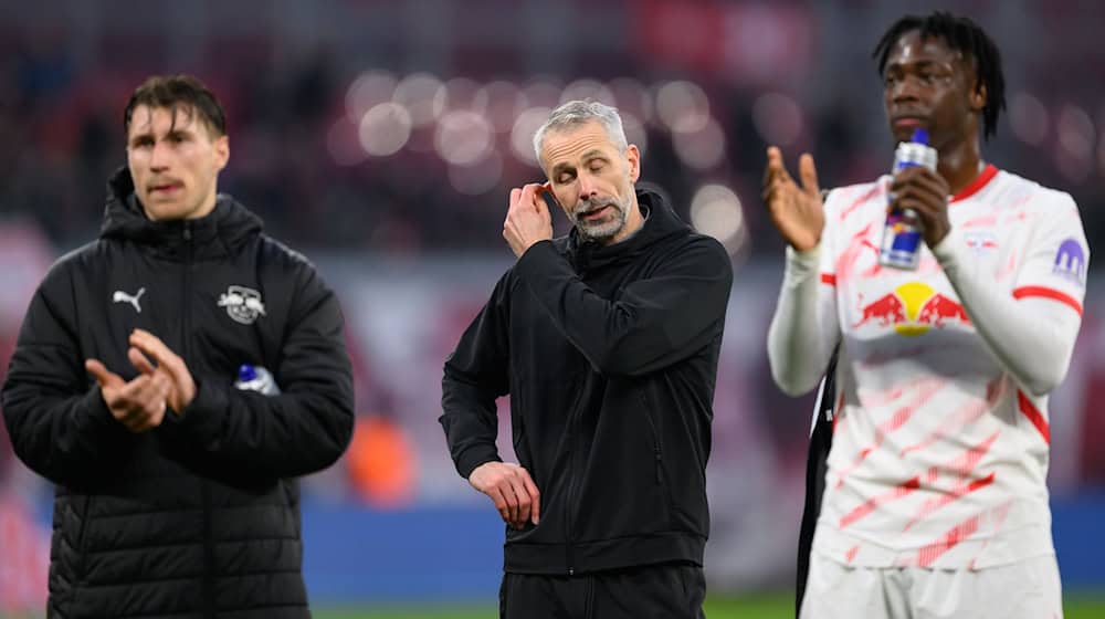  Willi Orbán (de izq. a dcha.), entrenador del Leipzig, Marco Rose y El Chadaille Bitshiabu reaccionan tras el partido. Un empate a 2 contra el Heidenheim no es suficiente para el RB en la lucha por un puesto en la Liga de Campeones / Foto: Hendrik Schmidt/dpa