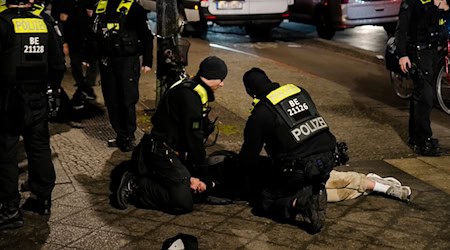 Polizeibeamte nahmen am Freitagabend den Verdächtigen fest. / Foto: Ebrahim Noroozi/AP/dpa