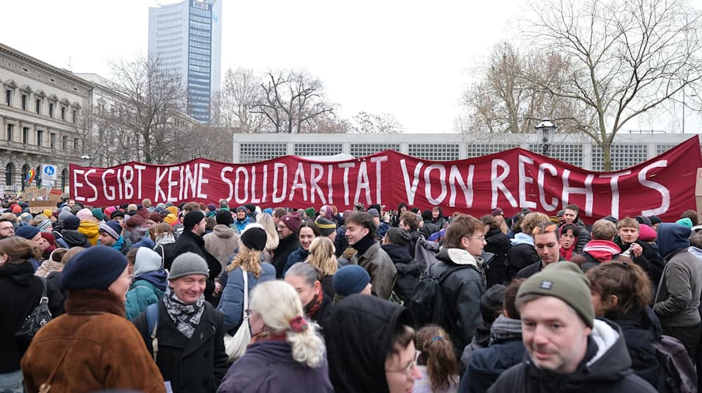 Tausende Menschen sind in Leipzig unter dem Motto «Brandmauer statt Brandstifter» auf die Straße gegangen.  / Foto: Sebastian Willnow/dpa