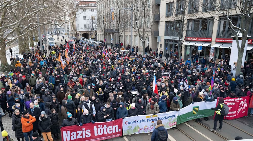 Mehrere Tausend Menschen haben in Dresden gegen einen Aufmarsch Rechtsextremer zum Gedenken an die Zerstörung Dresdens im Zweiten Weltkrieg protestiert.  / Foto: Sebastian Kahnert/dpa