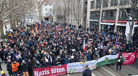 Mehrere Tausend Menschen haben in Dresden gegen einen Aufmarsch Rechtsextremer zum Gedenken an die Zerstörung Dresdens im Zweiten Weltkrieg protestiert.  / Foto: Sebastian Kahnert/dpa