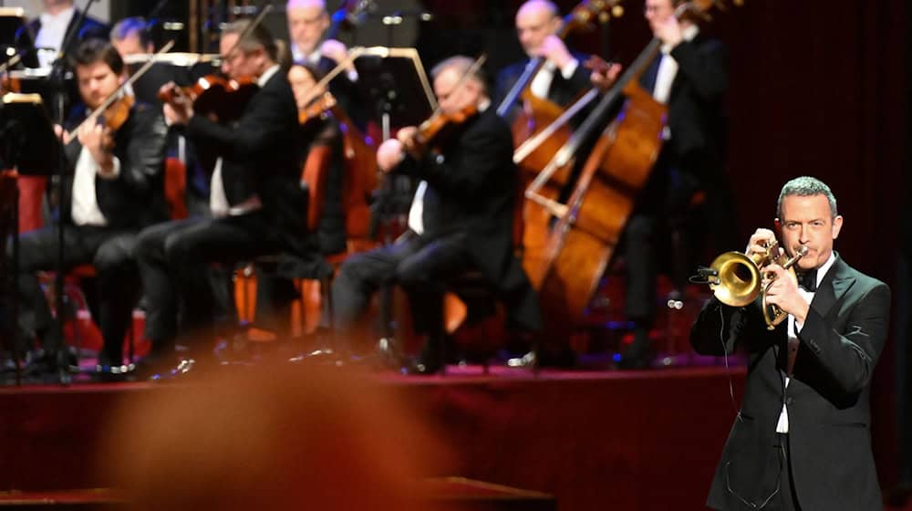 Till Brönner plays together with the orchestra at the Dresden Semper Opera Ball / Photo: Robert Michael/dpa