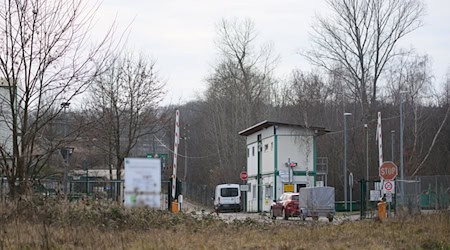 Blick auf die Einfahrt eines Abfallentsorgers. Auf dem Gelände wurde ein toter Säugling gefunden. (Archivbild) / Foto: Robert Michael/dpa