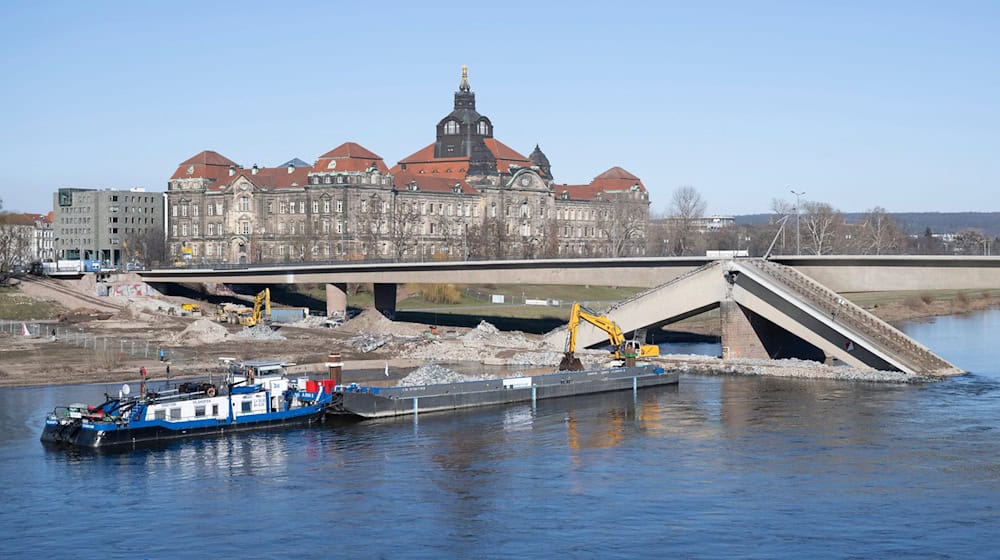 Wottorhanske dźěła na zasypanym dźělu Carolskeho mosta traja měsacy dołho na (archiwny wobraz). / Foto: Sebastian Kahnert/dpa