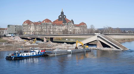 Demolition work on the collapsed section of the Carola Bridge has been going on for months (archive photo). / Photo: Sebastian Kahnert/dpa