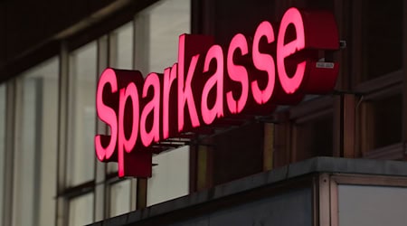 For years, Sparkasse Chemnitz resisted setting up an account for the far-right Free Saxons. (Symbolic image) / Photo: Soeren Stache/dpa-Zentralbild/dpa