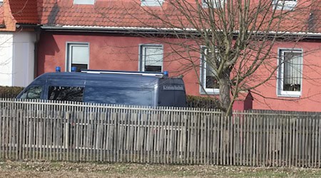 Ein Vater soll in Neumark erst seine beiden Kinder, dann sich selbst getötet haben. In den kommenden Tagen plant die Polizei weitere Ermittlungen am Tatort (Archivbild) / Foto: Bodo Schackow/dpa