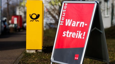 Verdi has called on Deutsche Post employees in the southeast to go on warning strikes (symbolic image). / Photo: Philipp von Ditfurth/dpa