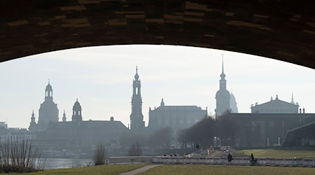 Mit Wolken, Nebel und auch ein wenig Sonne präsentiert sich der Winter am Wochenende in Sachsen. (Symbolbild)  / Foto: Sebastian Kahnert/dpa