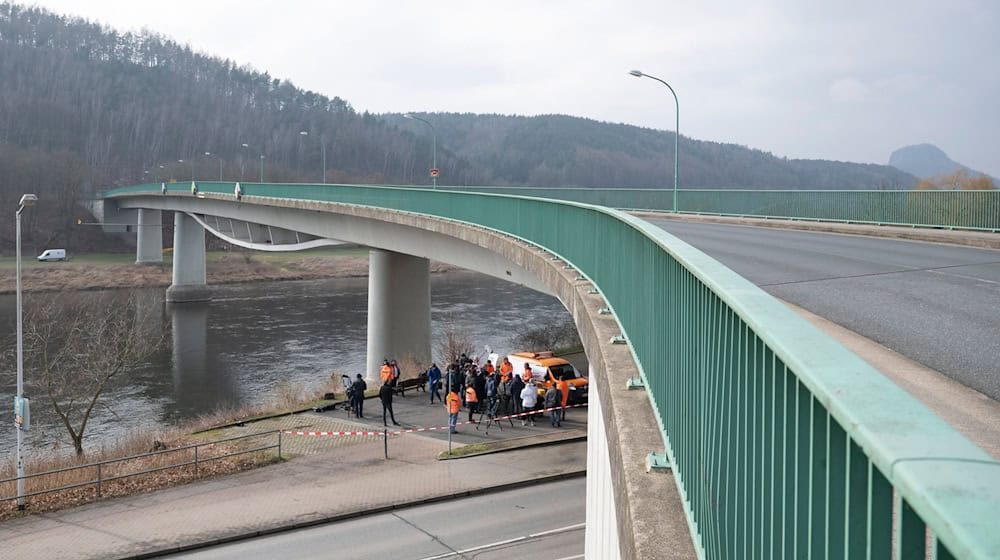 Preparativos para la prueba de carga en el puente del Elba en Bad Schandau. / Foto: Sebastian Kahnert/dpa