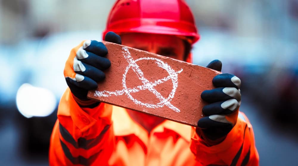 Was das Wahlkreuz mit dem Mauerstein zu tun hat: Die Gewerkschaft fordert ein Neubau-Konjunkturprogramm. Foto: IG Bau