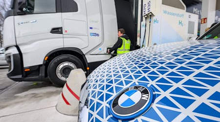 The company wants to become more climate-friendly with hydrogen trucks. / Photo: Hendrik Schmidt/dpa