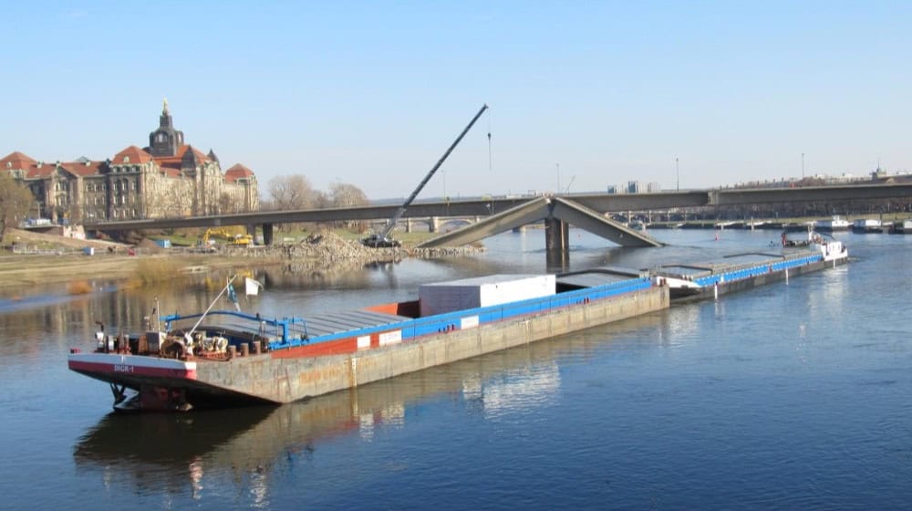 Das erstes Güterschiff aus Tschechien passiert am Montag die teileingestürzte Carolabrücke in Dresden Foto: SBO