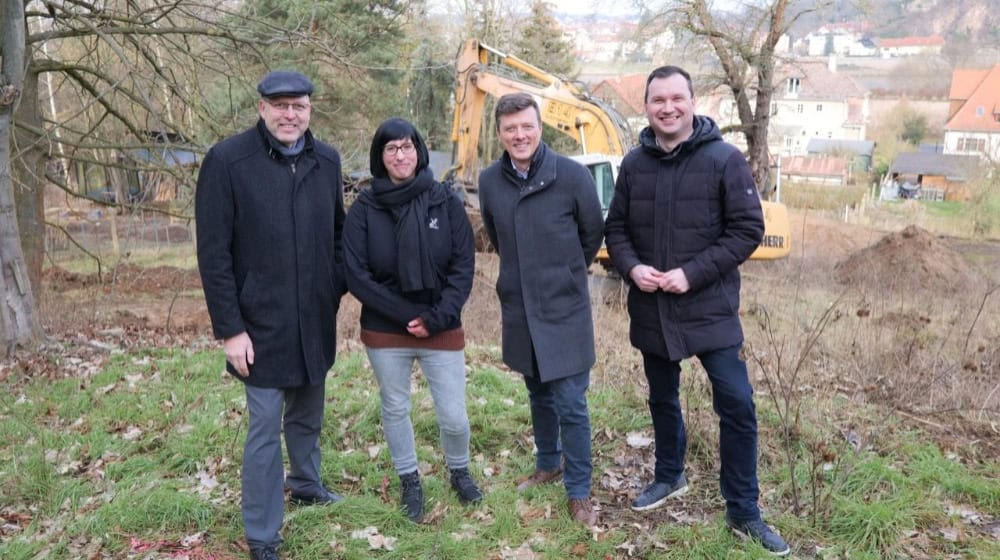 Vorfreude auf den neuen Tierpark bei Oberbürgermeister Olaf Raschke, der künftigen Tierparkleiterin Bianca Ebeler, Bürgermeister Markus Renner und Falk Müller, Geschäftsführer des künftigen Betreibers SDM (v.l.n.r). Foto: Stadt Meißen