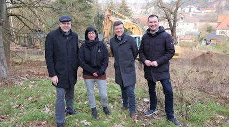 Vorfreude auf den neuen Tierpark bei Oberbürgermeister Olaf Raschke, der künftigen Tierparkleiterin Bianca Ebeler, Bürgermeister Markus Renner und Falk Müller, Geschäftsführer des künftigen Betreibers SDM (v.l.n.r). Foto: Stadt Meißen