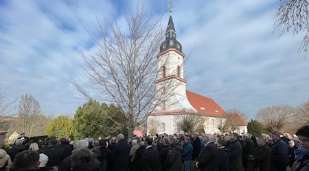 Hunderte kamen zur Kirche in Zehren, um Wolfgang Schneider auf seinem letzten Weg zu begleiten. Foto: Mallek