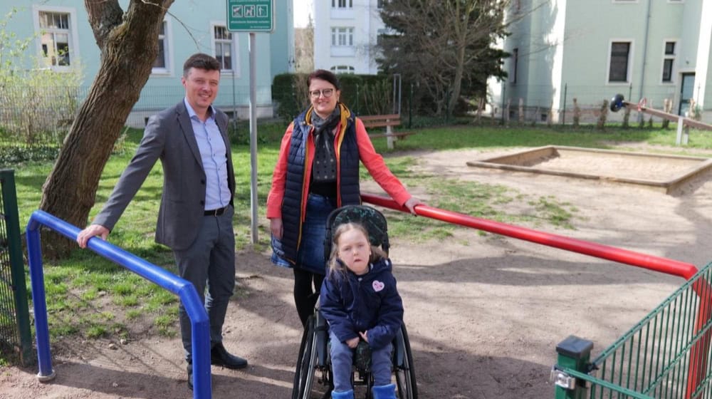 Projekte aus dem Bürgerhaushalt können kleine aber greifbare Verbesserungen für den Alltag der Meißnerinnen und Meißner bringen - wie einen barrierefreien Spielzeugzugang für Ida und andere Kinder aus der Kita Hand in Hand (v.l.n.r.: Bürgermeister Markus Renner, Ida, Kitaleiterin Carina Richter) Foto: Stadtverwaltung Meißen