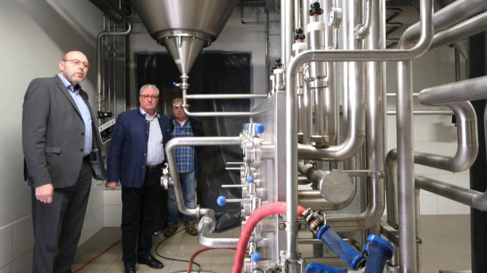 Meißens OB Olaf Raschke läßt sich von Brauerei-Inhaber Eric Schäffer und Braumeister Bernd Heitmann (v.l.n.r.) den Baufortschritt erläutern. Foto: C. Hübschmann