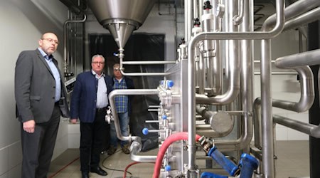 Meißens OB Olaf Raschke läßt sich von Brauerei-Inhaber Eric Schäffer und Braumeister Bernd Heitmann (v.l.n.r.) den Baufortschritt erläutern. Foto: C. Hübschmann