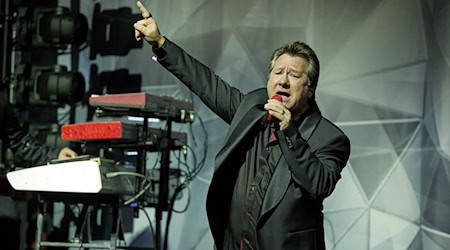 Singer Claudius Dreilich sings on stage / Photo: Joerg Carstensen/dpa