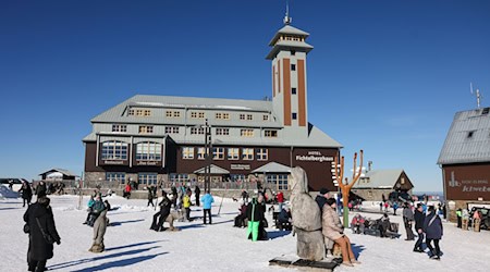 Die Winterferien haben begonnen. In den sächsischen Wintersportgebieten wie etwa am Fichtelberg herrscht Hochbetrieb. (Symbolbild) / Foto: Jan Woitas/dpa