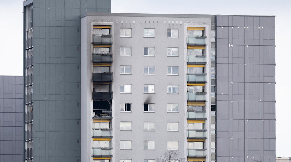 Drei Menschen wurden bei einem Brand in der elften Etage eines Hochhauses verletzt - zwei von ihnen starben später im Krankenhaus.  / Foto: Sebastian Kahnert/dpa