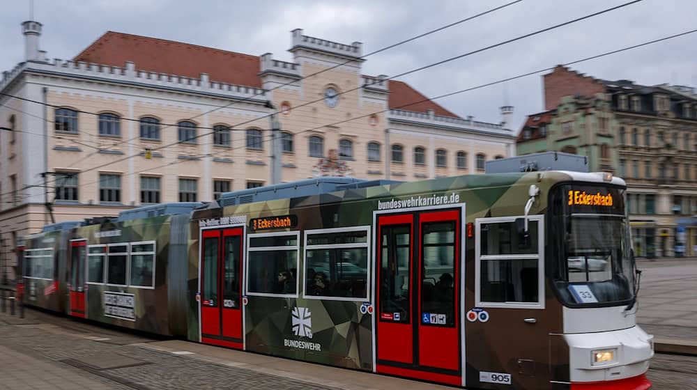 A streetcar with Bundeswehr advertising passes Zwickau town hall. / Photo: Jan Woitas/dpa