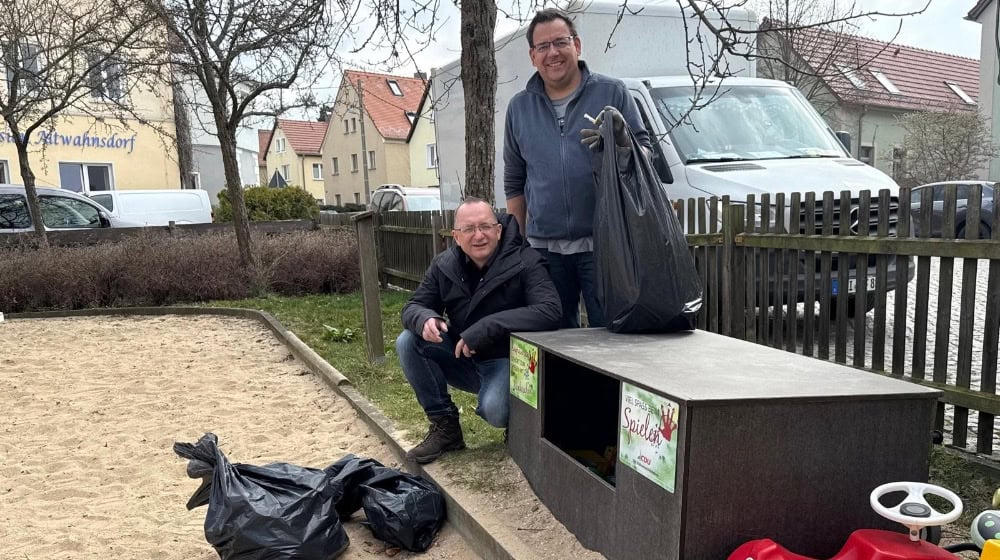 Sven Eppinger und Silvio Kockentiedt auf dem Spielplatz in Wahnsdorf. Foto: CDU-Stadtverband Radebeul