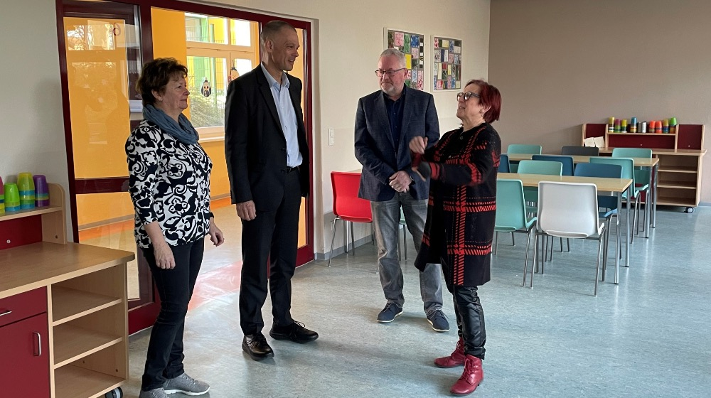 Hortleiterin Angela Görne, Landrat Ralf Hänsel, Bürgermeister Frank Müller und Schulleiterin Manuela Helleken, (v. l.) in der Ganztagsschule Käbschütztal Bildquelle: Landratsamt Meißen