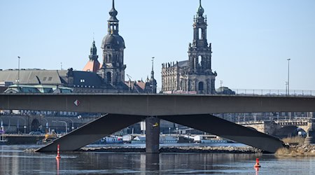 In view of the growing risk of collapse, the rest of the bridge is to be demolished as quickly as possible. / Photo: Robert Michael/dpa