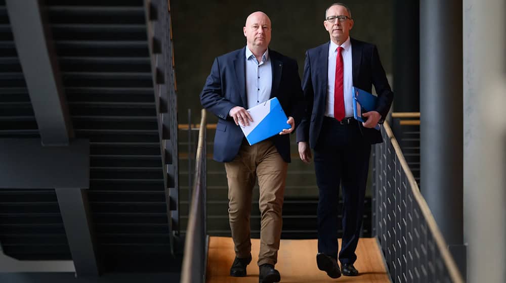 AfD parliamentary group leader Jörg Urban (right) criticizes the actions of the CDU, SPD and Greens. (Archive photo) / Photo: Robert Michael/dpa