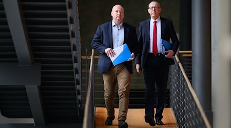 Der AfD-Fraktionsvorsitzende Jörg Urban (r) kritisiert das Vorgehen von CDU, SPD und Grünen. (Archivbild) / Foto: Robert Michael/dpa