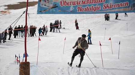 68 Männer und Frauen fahren beim Nostalgie-Skirennen / Foto: Sebastian Willnow/dpa