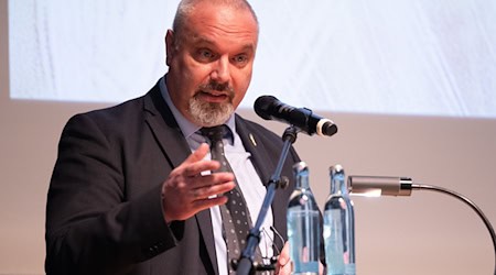 Torsten Krawczyk, prezident Sakskeho krajneho burskeho zwjazka, žada sej sprawne wobjednanje ratarstwa při koaliciskich jednanjach w Berlinje. / Foto: Sebastian Kahnert/dpa