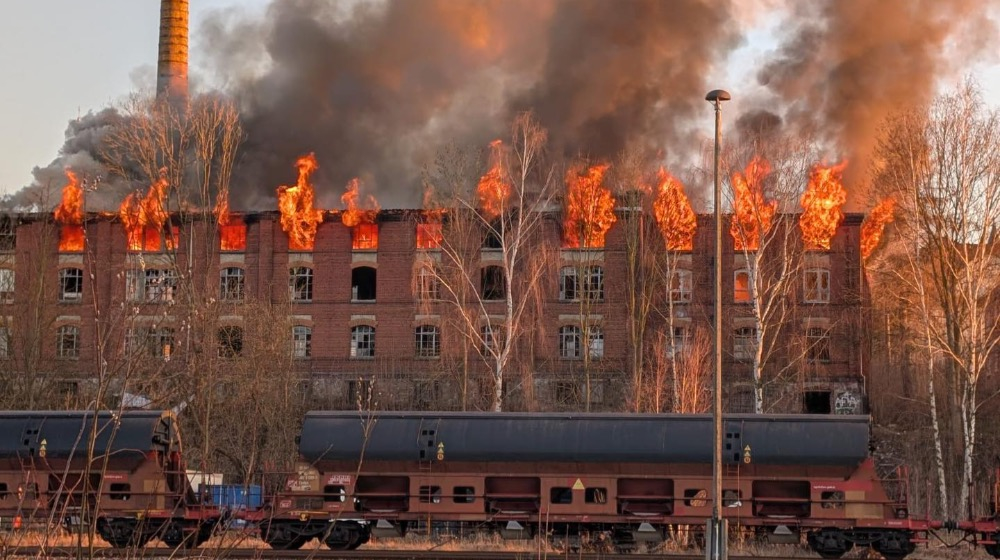 Steht in Flammen: Die alten Puppenfabrik Nossen. Foto: Feuerwehr Nossen