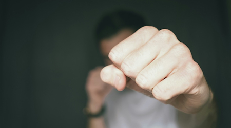 Raub in Leipzig: Die Polizei sucht Zeugen, um die Täter zu fassen / Symbolbild: © Dan Burton auf Unsplash.com (Das abgebildete Symbolfoto dient der Veranschaulichung der Thematik, ohne die Aktion direkt darzustellen.)