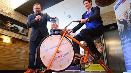 Dehoga Managing Director Axel Klein (l) and Saxony's Minister of Culture Conrad Clemens (CDU) in Dresden. The restaurant association Dehoga wants to inspire practical consultants for the industry. / Photo: Robert Michael/dpa