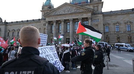 Die Demonstration unter dem Motto «Don't Support Apartheid» zog am Bundesverwaltungsgericht vorbei. / Foto: Sebastian Willnow/dpa