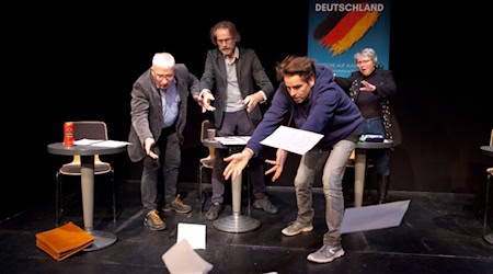 Vier Schauspieler:innen auf der Bühne