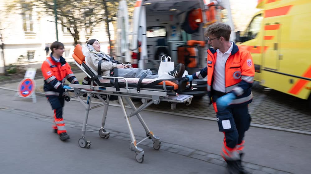 Einsatzkräfte trainieren bei einer Katastrophenschutzübung am Krankenhaus Friedrichstadt den Ernstfall. / Foto: Sebastian Kahnert/dpa