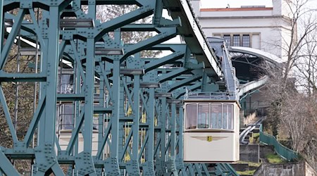 Bei der Frühjahrsrevision wird an der Dresdner Schwebebahn der Antriebsmotor ausgetauscht. (Archivbild) / Foto: Sebastian Kahnert/dpa