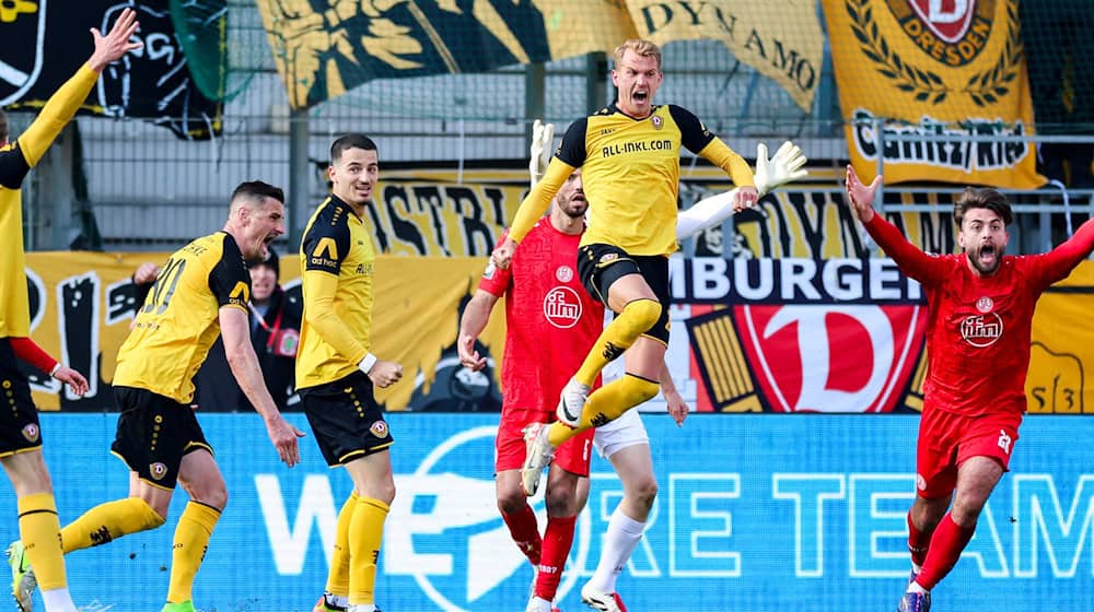 Dresden's Lukas Boeder (front) is delighted with the equalizer and his first goal of the season, which he scored in his home town of Essen of all places / Photo: Christoph Reichwein/dpa