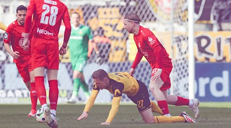 Dresden's Niklas Hauptmann (M) and Essen's Dominik Martinovic (r) get down to business / Photo: Christoph Reichwein/dpa