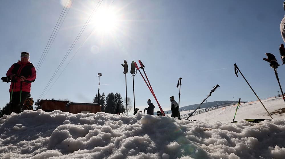 Weiterhin geöffnet bleiben in Sachsens größtem alpinen Skigebiet die Piste 9 und der Lift an der Himmelsleiter. (Archivbild) / Foto: Bodo Schackow/dpa