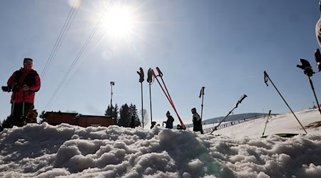 Weiterhin geöffnet bleiben in Sachsens größtem alpinen Skigebiet die Piste 9 und der Lift an der Himmelsleiter. (Archivbild) / Foto: Bodo Schackow/dpa