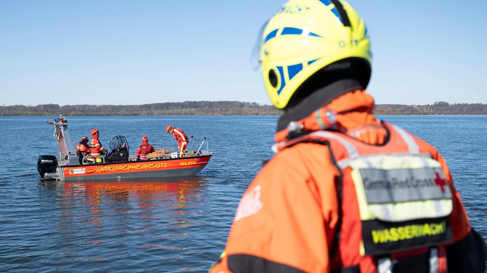 Die Übung wird jährlich zur Weiterbildung der Wasserretter durchgeführt. / Foto: Sebastian Kahnert/dpa