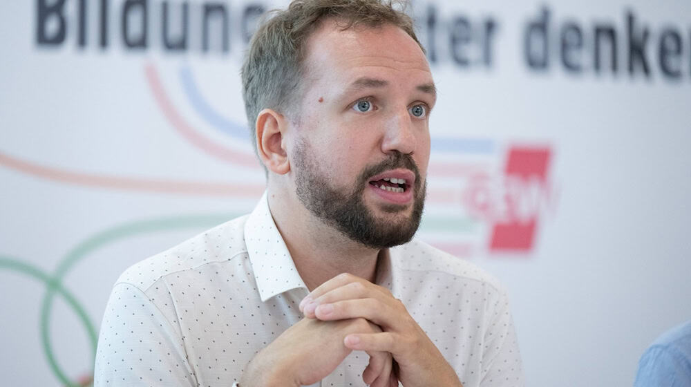 Burkhard Naumann, Chairman of GEW Saxony, criticizes the package of measures announced by the Ministry of Education. (Archive image) / Photo: Sebastian Kahnert/dpa